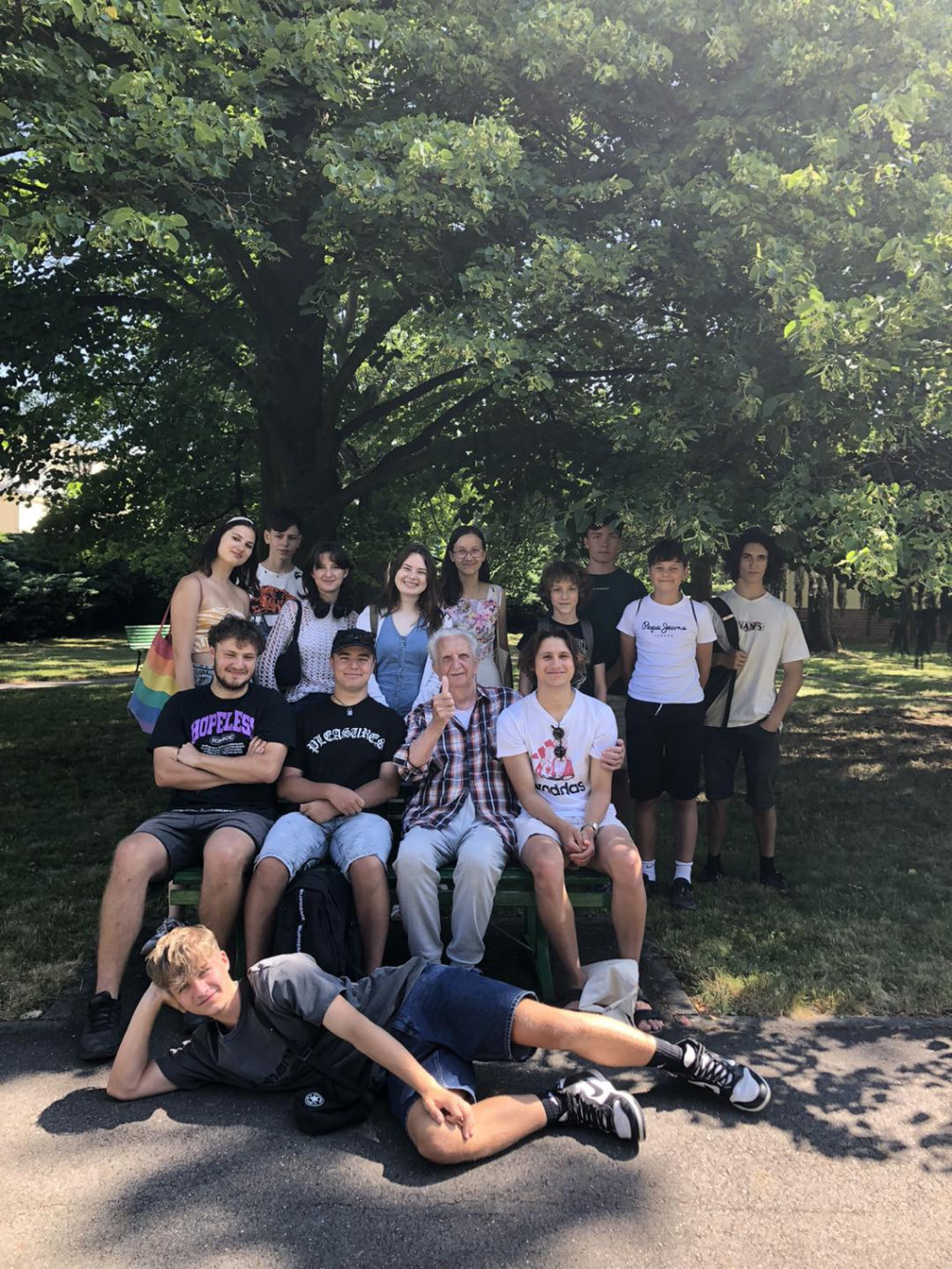 Studenti z projektu Babičkové navštěvují pravidelně opuštěné seniory