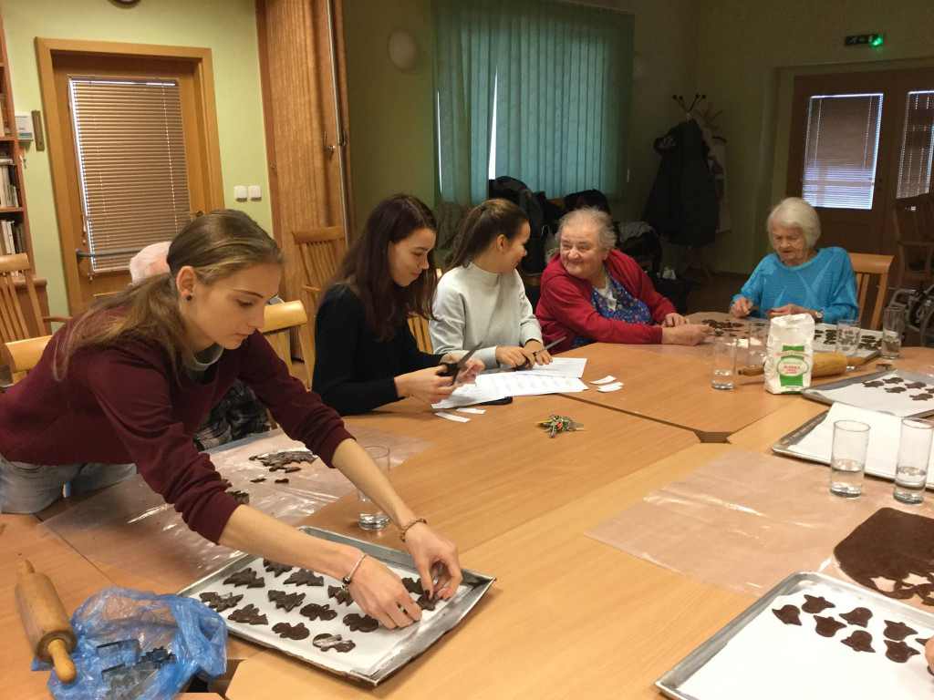 Pečeme perníčky v Domě pokojného stáří sv. Anny ve Velké Bystřici (2016)