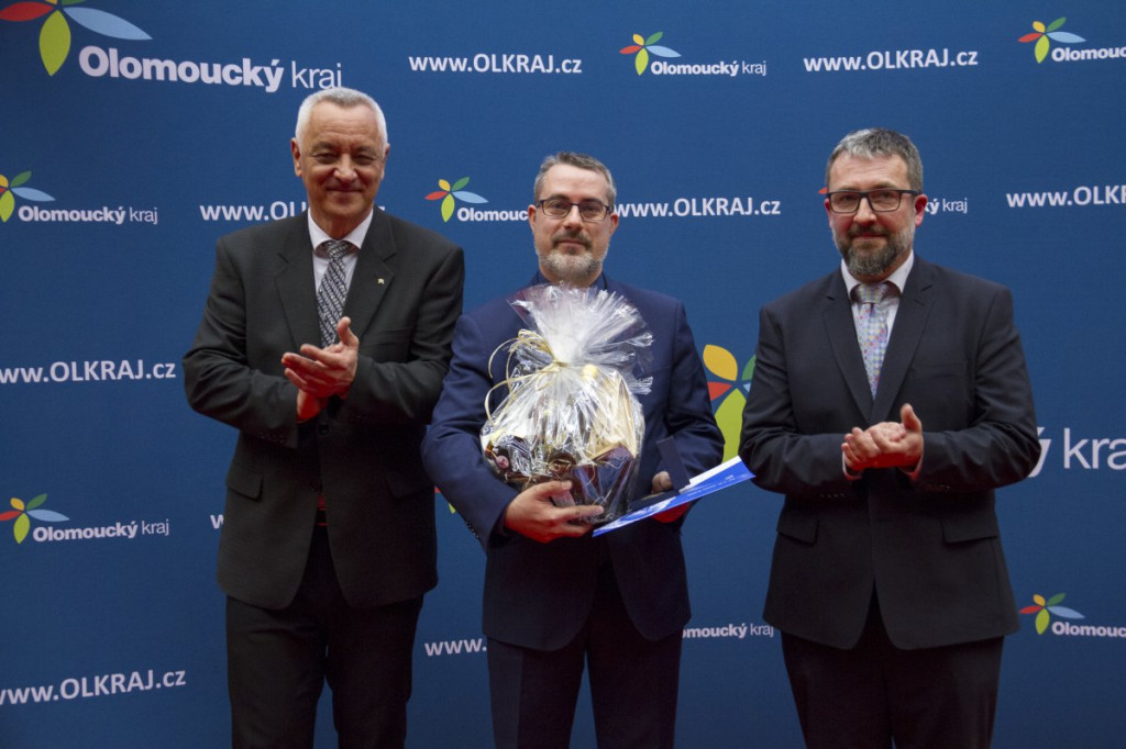 Michal Blokša přebírá cenu Učitel roku Olomouckého kraje